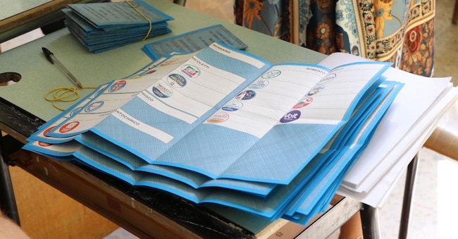 Un momento del voto in un seggio di Matera, dove i cittadini sono chiamati alle urne per le elezioni comunali. Matera. 25 maggio 2025. ANSA