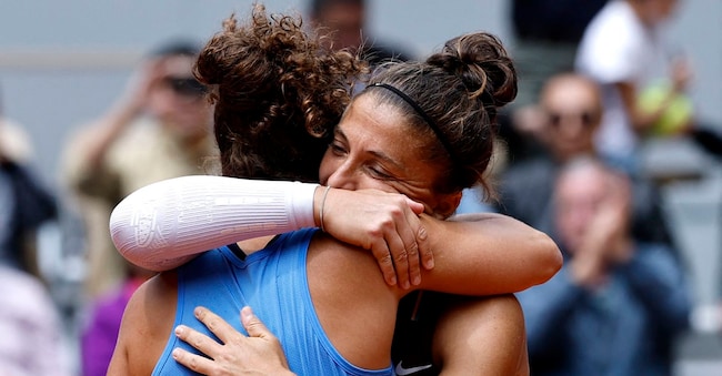 Jasmine Paolini e Sara Errani dopo la vittoria nella finale del doppio al Roland Garros. REUTERS/Stephanie Lecocq