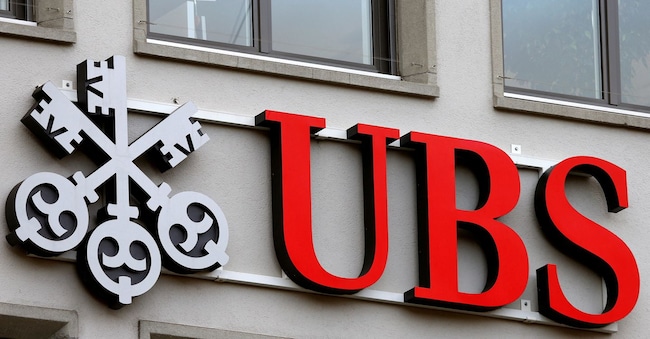FILE PHOTO: FILE PHOTO: The company's logo is seen at a branch of Swiss bank UBS in Zurich, Switzerland February 2, 2016.   REUTERS/Arnd Wiegmann/File Photo