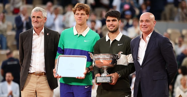 Alcaraz e Sinner alla premiazione del Roland Garros 2025 con il presidente della federazione francese del tennis Gilles Morreton e Andre Agassi