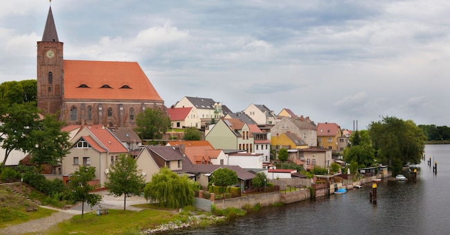 Nikolaikirche (Chiesa di San Nicola) sulle rive del fiume Oder a Eisenhüttenstadt. (Alamy Stock Photo)