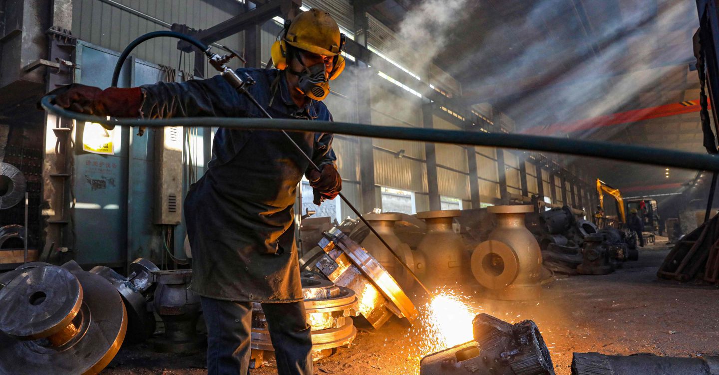 Produzione avanti adagio: +0,3% annuo, +1% mensile. Auto in caduta a -30%