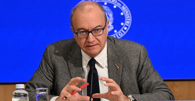 Il ministro dell'Istruzione e del merito, Giuseppe Valditara, nel corso della conferenza stampa al termine del Consiglio dei Ministri, Roma 28 marzo 2025.
ANSA/MAURIZIO BRAMBATTI