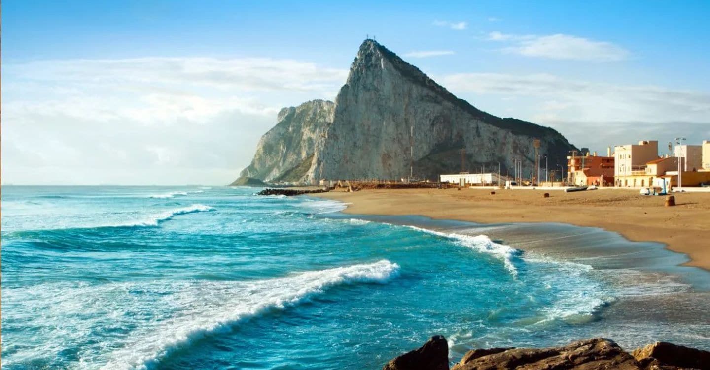 https://i2.res.24o.it/images2010/S24/Documenti/2025/06/12/Immagini/Ritagli/gibilterra-U04458353381nHW-1440x752@IlSole24Ore-Web.jpg