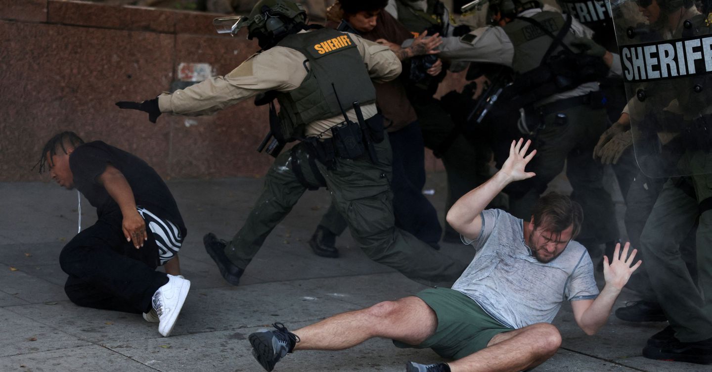 Usa, Reuters: “Marines a Los Angeles in 48 ore”. Wp: Trump valuta taglio fondi a California. Senatore dem in manette