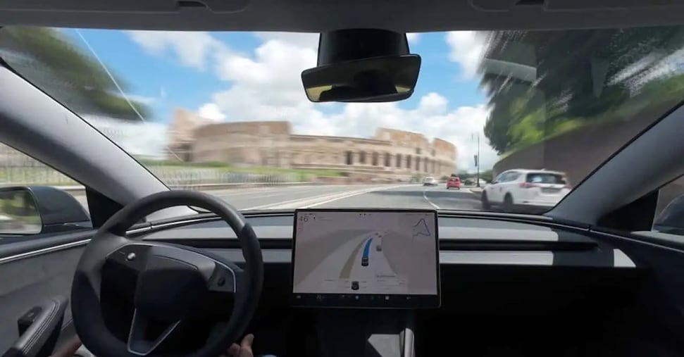 Tesla sperimenta la guida (quasi) autonoma per la vie di Roma