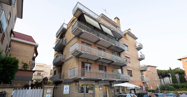 L'esterno dell'appartamento trasformato in uno studio per interventi di chirurgia estetica nel quartiere Primavalle, quadrante nord di Roma, 10 giugno 2025. (ANSA/Massimo Percossi)