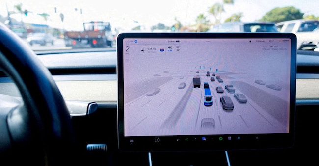 Interno di una Tesla Model 3 durante una sessione di guida con il sistema FSD (Full Self-Driving) a Encinitas, California. REUTERS/Mike Blake/File Photo