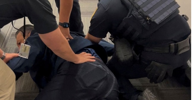 Il senatore degli Stati Uniti Alex Padilla è stato bloccato e portato fuori dopo aver interrotto la conferenza stampa tenuta dal segretario per la Sicurezza Interna degli Stati Uniti U.S. Kristi Noem e altri, a Los Angeles, California, il 12 giugno 2025. Reuters/Aude Guerrucci