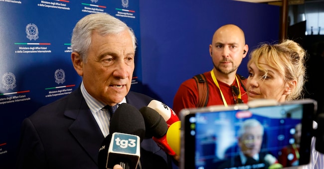 Il ministro degli Esteri e vice primo ministro italiano Antonio Tajani parla con i giornalisti dell’attacco israeliano all’Iran, Palazzo Farnesina, Roma, Italia, 13 giugno 2025.. ANSA/FABIO FRUSTACI