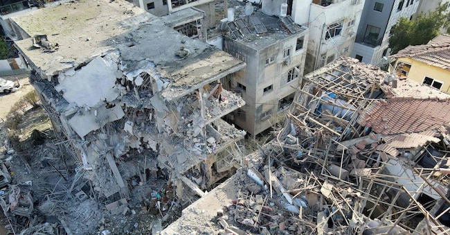 Un edificio colpito vicino a Tel Aviv 