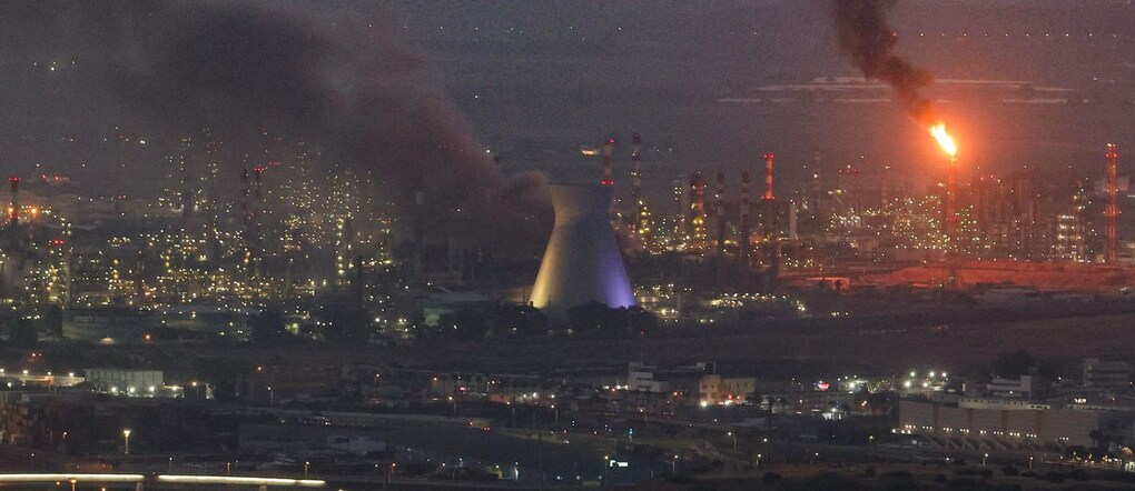 Il fumo si alza da un sito nella città di Haifa il 16 giugno 2025, in seguito a un nuovo bombardamento di missili iraniani. (Photo by Ahmad GHARABLI / AFP)