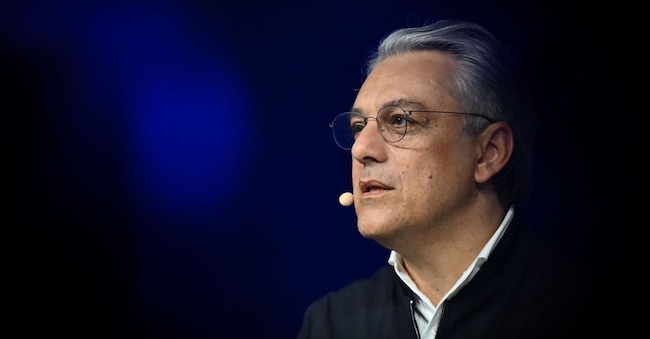 L’amministratore delegato del Gruppo Renault Luca de Meo tiene un discorso durante la cerimonia di presentazione dell’auto elettrica Alpine A390, a Dieppe, nel nord-ovest della Francia, il 27 maggio 2025. Il 15 giugno 2025 la casa automobilistica francese ha annunciato che il suo ceo lascerà il gruppo «per perseguire nuove sfide al di fuori del settore automobilistico», confermando un articolo del quotidiano Le Figaro. (Foto di Lou BENOIST / AFP)