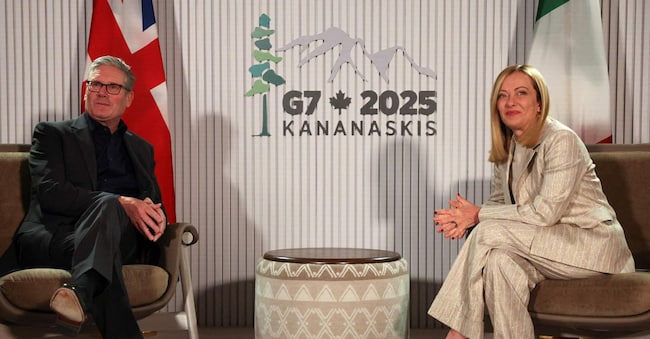 Il primo ministro britannico Keir Starmer (a sinistra) partecipa a un incontro bilaterale con il primo ministro italiano Giorgia Meloni, prima dell’inizio del vertice del G7, a Kananaskis, Alberta, Canada, il 15 giugno 2025