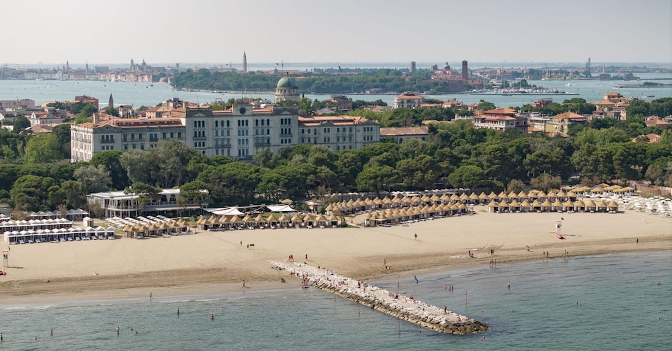 Coima e gli emiratini di Eagle Hills rilanciano l’Hotel des Bains a Venezia