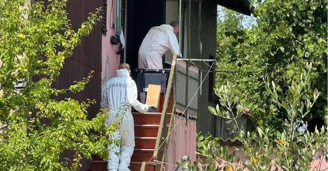 I carabinieri del Ris nella casa di Vasile Frumuzache, il 32 anni reo confesso dell'omicidio delle due connazionali Denisa Maria Adas, 30 anni, e Ana Maria Andrei, 27, 12 giugno 2025. ANSA/DAVID MECCOLI
