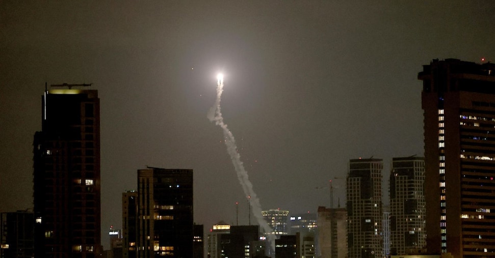 Guerra Israele-Iran, forti esplosioni a Tel Aviv e Gerusalemme. Trump convoca riunione: «Avviare dialogo con Iran» Guerra Israele-Iran, forti esplosioni a Tel Aviv e Gerusalemme. Trump convoca riunione: «Avviare dialogo con Iran»