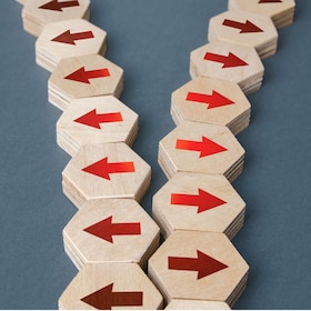 The chain of arrows is being disconnected. Concept of conflict. Division of business company. Splitting opinions on an issue. Rivalry, competition. Difficult relations, cooling of diplomatic relations