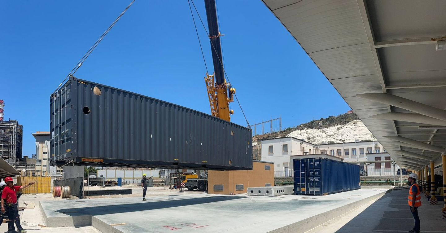 https://i2.res.24o.it/images2010/S24/Documenti/2025/06/18/Immagini/Ritagli/Modulo%20dissalazione%20Porto%20Empedocle_2-U15260663277Lcg-1440x752@IlSole24Ore-Web.jpg
