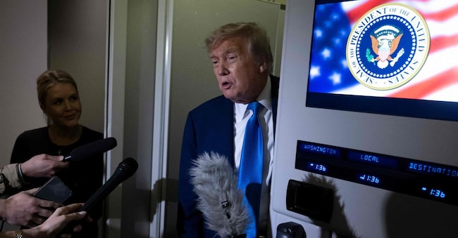 Il Presidente degli Stati Uniti Donald Trump parla ai giornalisti del Vertice del G7 a bordo dell’Air Force One mentre rientra a Washington dal Canada il 16 giugno 2025. Il presidente degli Stati Uniti Donald Trump ha lasciato il vertice del G7 in Canada con un giorno di anticipo il 16 giugno, tornando alla Casa Bianca mentre Israele e l’Iran si scambiavano colpi di missile per il quinto giorno consecutivo. (Foto di Brendan Smialowski / AFP)