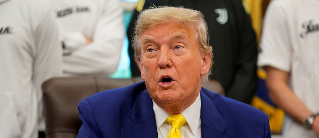 Il Presidente degli Stati Uniti Donald Trump parla con i media, accompagnato dai giocatori della squadra di calcio della Juventus, nello Studio Ovale della Casa Bianca a Washington, D.C., Stati Uniti, 18 giugno 2025. REUTERS/Nathan Howard