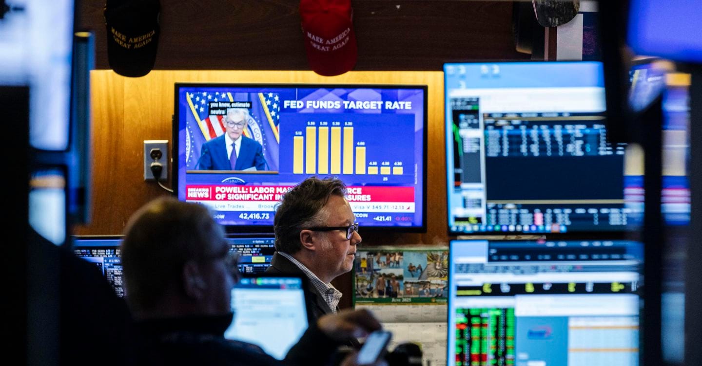 La Fed lascia i tassi invariati, prevede 2 tagli nel 2025 e abbassa le stime di crescita Usa. Trump attacca: «Powell, uno stupido alla Fed»