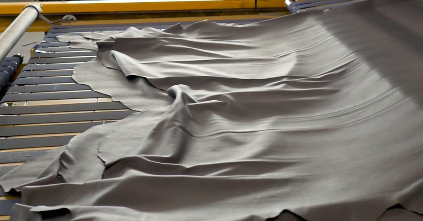 https://i2.res.24o.it/images2010/S24/Documenti/2025/06/19/Immagini/Ritagli/Leather-team-lavorazione-pelli-1-U22308263315fvY-1440x752@IlSole24Ore-Web.jpg