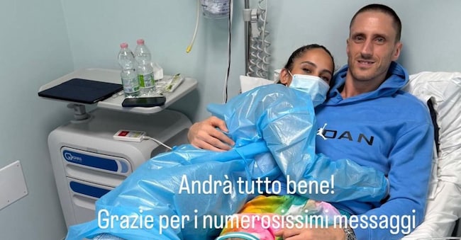 Achille Polonara, giocatore di 33 anni della Virtus Bologna, abbracciato alla moglie in una foto postata sul suo profilo Instagram
