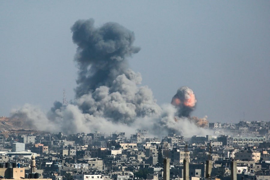 Bombardamento israeliano delle aree a est del quartiere di Tuffah, nella parte orientale di Gaza City, il 18 giugno 2025. (Foto di Bashar TALEB / AFP) (AFP)