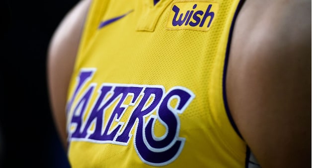 La maglia dei Los Angeles Lakers. I Los Angeles Lakers stanno vendendo in un record di 10 miliardi $ che rende l’iconica franchigia la squadra sportiva più preziosa nella storia degli Stati Uniti, Espn ha riferito il 18 giugno 2025. (Foto di Ronald Martinez / GETTY IMAGES NORTH AMERICA / AFP)