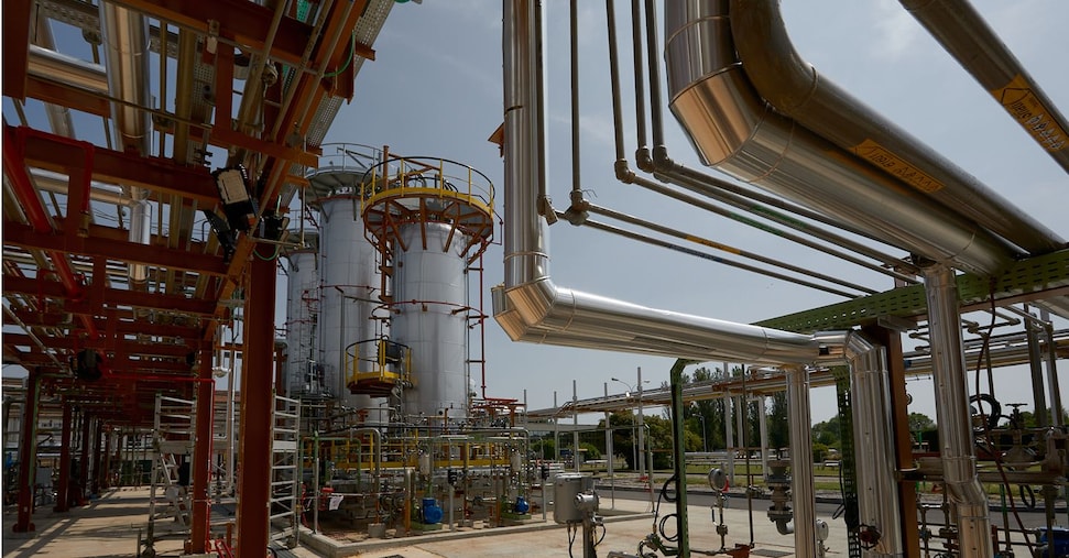 Riciclo chimico, Versalis (Eni) inaugura il primo impianto a Mantova Riciclo chimico, Versalis (Eni) inaugura il primo impianto a Mantova
