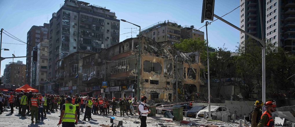 Soccorritori e personale militare ispezionano il luogo in cui è stato colpito direttamente da un missile iraniano a Ramat Gan, in Israele, giovedì 19 giugno 2025. (Foto AP/Oded Balilty)