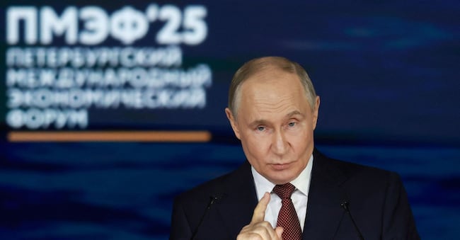 Il Presidente russo Vladimir Putin pronuncia un discorso durante una sessione plenaria del Forum economico internazionale di San Pietroburgo (SPIEF) a San Pietroburgo, Russia, 20 giugno 2025. REUTERS/Anton Vaganov