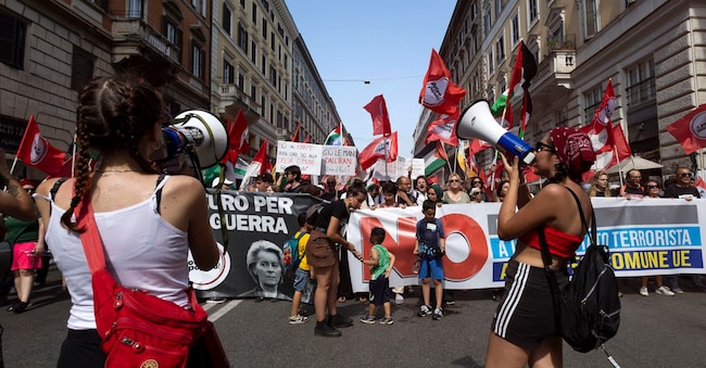 Manifestazione contro le guerre e per la Palestina, promossa da Potere al Popolo, Usb, Cambiare Rotta e dal movimento studentesco palestinese a Roma. ANSA/MASSIMO PERCOSSI