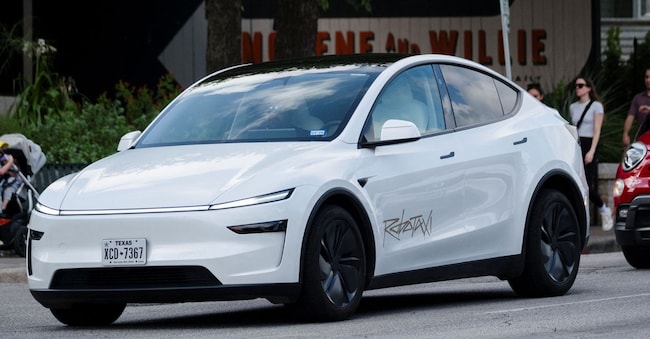 Un robotaxi Tesla percorre la South Congress Avenue di Austin, Texas, 22 giugno 2025. Si vede l’operatore di sicurezza seduto accanto al posto di guida, vuoto. REUTERS/Joel Angel Juarez
