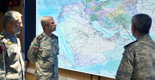 Una foto diffusa dall’ufficio stampa dell’esercito iraniano il 23 giugno 2025 mostra il comandante in capo dell’esercito iraniano Amir Hatami (al centro) mentre partecipa a una riunione nella Sala Comando di Guerra dell’esercito iraniano, in una località sconosciuta.  EPA/IRANIAN ARMY MEDIA OFFICE