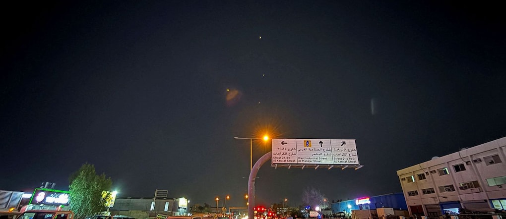 Tracce dei missili lanciati dall’Iran in direzione della base americana Al-Udeid vicino a Doha