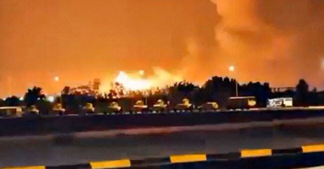 Fiamme e fumo si alzano dalla base militare di Taji, in Iraq. Social Media/via REUTERS 