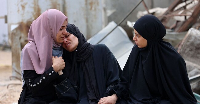 I funerali di un palestinesi ucciso mentre attendeva gli aiuti in un centro distribuzione (Photo by Omar AL-QATTAA / AFP)