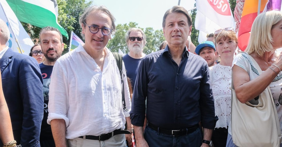 Conte e fronti anti-riarmo manifestano davanti al vertice Nato: «L’invasione di Mosca deve finire» Conte e fronti anti-riarmo manifestano davanti al vertice Nato: «L’invasione di Mosca deve finire»