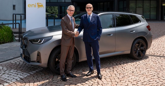 A destra, Massimiliano Di Silvestre, presidente e amministratore delegato di Bmw Italia e sinistra Claudio Descalzi, amministratore delegato di Eni