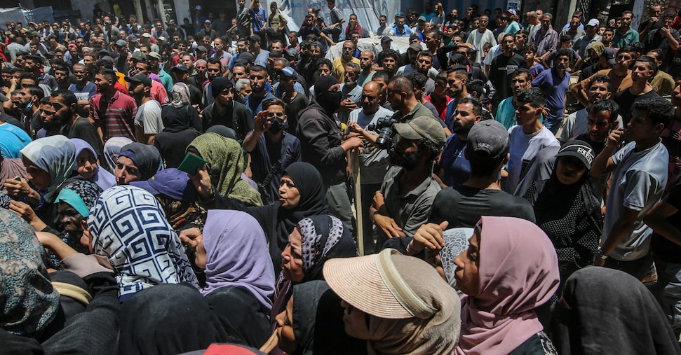 Gaza, attacco israeliano al mercato: 18 morti