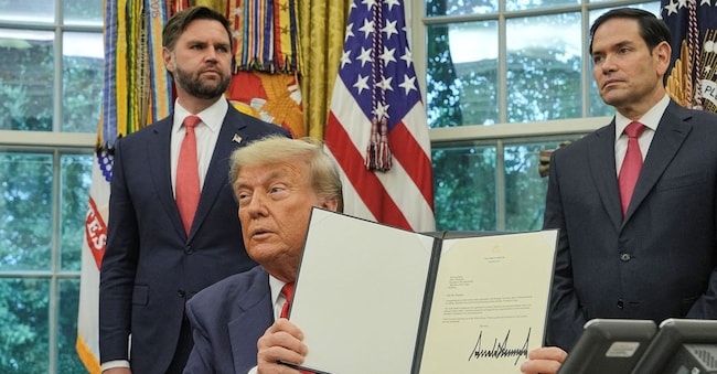 Il presidente degli Stati Uniti Donald Trump tiene in mano una lettera indirizzata al presidente della Repubblica Democratica del Congo Felix Tshisekedi per congratularsi con lui per l’accordo di pace con il Ruanda, mentre il segretario di Stato Marco Rubio e il vicepresidente JD Vance sono in piedi, durante un incontro con il ministro degli Esteri della Repubblica Democratica del Congo Therese Kayikwamba Wagner (non in foto) e il ministro degli Esteri del Ruanda Olivier Nduhungirehe (non in foto) nello Studio Ovale della Casa Bianca a Washington D.C., 27 giugno 2025. REUTERS/Ken Cedeno