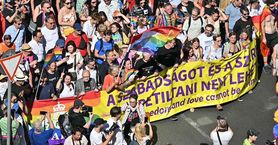 Budapest, al via il Pride: l’ultradestra blocca il ponte Szabadsag. Schlein: «In piazza per difendere libertà e democrazia» – La delegazione italiana Budapest, al via il Pride: l’ultradestra blocca il ponte Szabadsag. Schlein: «In piazza per difendere libertà e democrazia» – La delegazione italiana