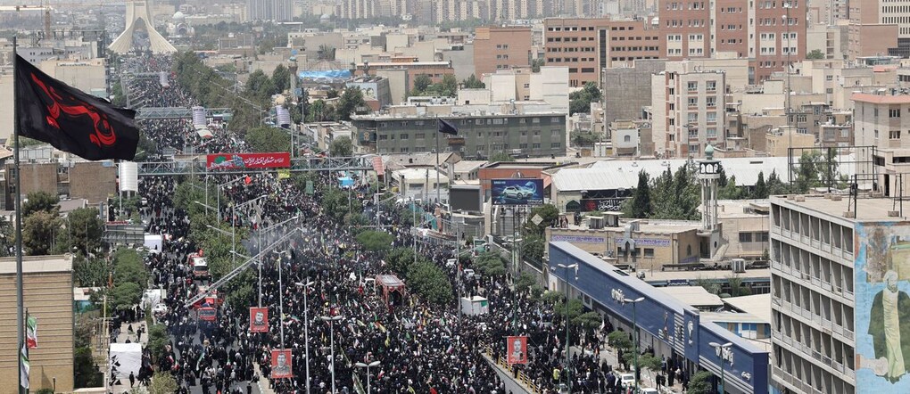 Folla di persone per i funerali dei comandanti militari e scienziati nucleare rimasti uccisi nei bombardamenti israeliani. Majid Asgaripour/WANA (West Asia News Agency) via REUTERS 