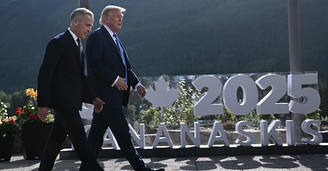 Il primo ministro canadese Mark Carney e il presidente americano Donald Trump al recente G7 di Kananaskis, in Alberta, Canada. (Photo by Brendan SMIALOWSKI / AFP) / ALTERNATE CROP