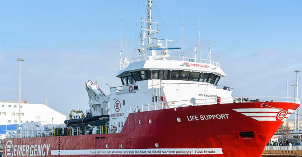 La nave di Emergency recupera 2 cadaveri al largo Libia La nave di Emergency recupera 2 cadaveri al largo Libia