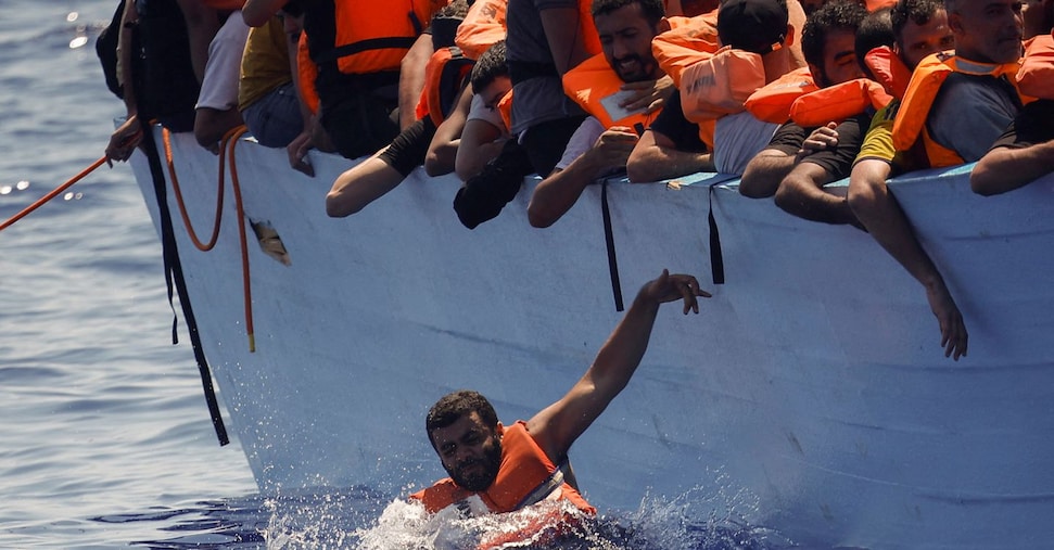 Affonda barcone: salvati 87 migranti, morta una donna