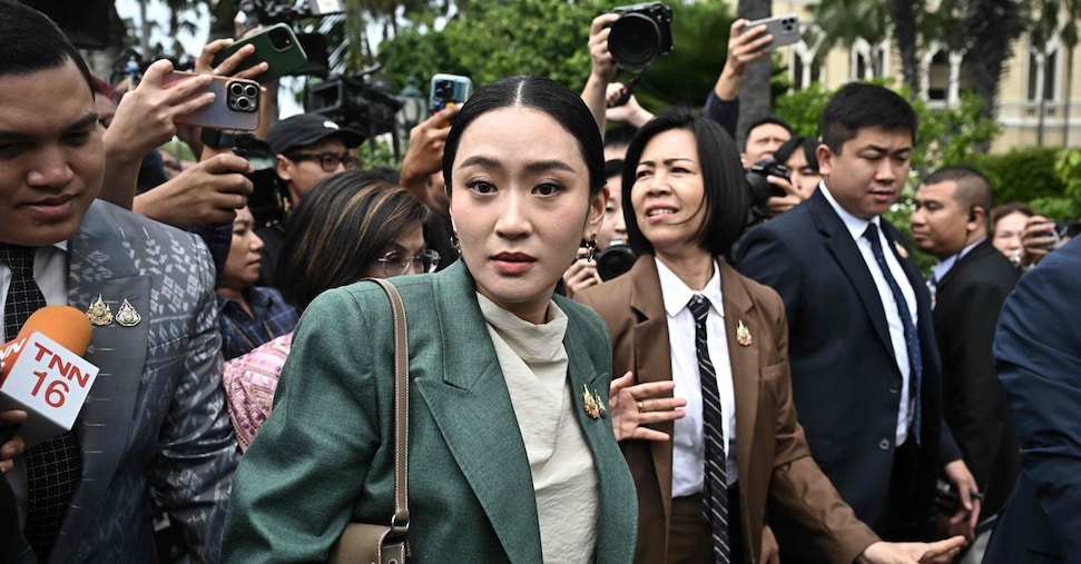 Thailandia, sospesa la premier Shinawatra per la sua gaffe telefonica Thailandia, sospesa la premier Shinawatra per la sua gaffe telefonica