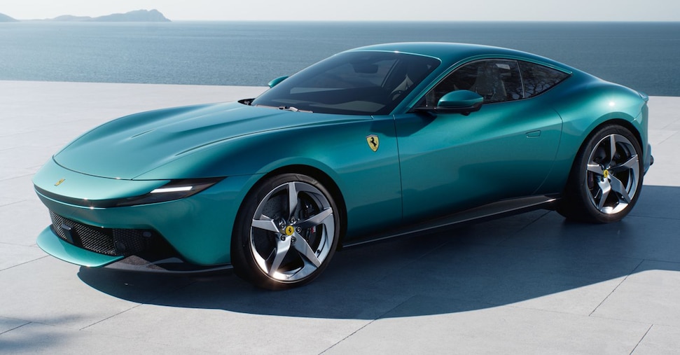 Ferrari Amalfi, debutta l’erede della Roma. Tutto quello che c’è da sapere: caratteristiche, prestazioni e prezzi